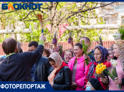 Метровые вербы, толпы очередей, венки, окропления святой водой и девушки в платках и косухах: в Краснодаре отпраздновали Вербное воскресенье