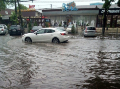  После дождичка в четверг: Ливень затопил вокзал и несколько улиц Краснодара 
