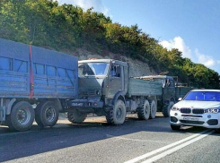 Под Новороссийском четыре военных грузовика попали в ДТП