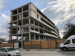  В Сочи начали сносить заселенный шестиэтажный самострой 