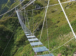 Первый в России подвесной мост с прозрачными ступенями появился в Сочи