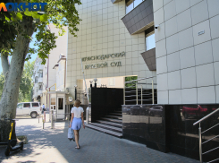 «Пятилетний мальчик сидел в коляске без одежды»: в Краснодаре у горе-матери забрали двух детей