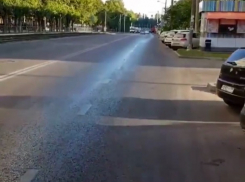 На одной из главных улиц Краснодара разлили масло