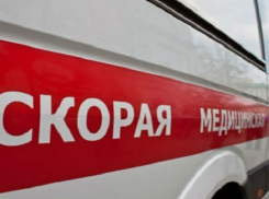 Иномарка при попытке объехать свадебный кортеж снесла женщину в Армавире