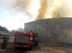 Крупный пожар разгорелся на складе строительных материалов в Новороссийске