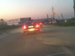  Это не ямы, это пропасти: Дорогу возле Индустриального под Краснодаром разбили хуже некуда 