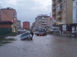  На Парижской в Краснодаре после дождя утонула машина 