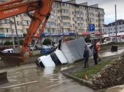 Грузовик утонул в огромной луже после ливня в Краснодаре