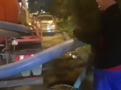  «Чистую воду льем», - На дорогах Краснодара заметили еще одного ассенизатора 