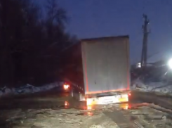 Жители Краснодара рассказали о бездорожье и застревающих в ямах грузовиках: видео
