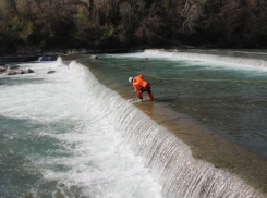  В Сочи рыбака смыло бурным потоком реки 