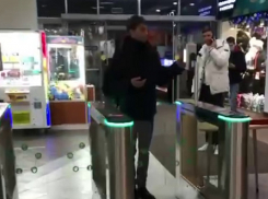 В Краснодаре на входах в «Галактику» заработали турникеты для считывания QR-кодов