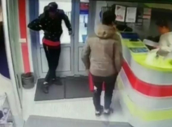 Полиция ищет парней, укравших мобильные телефоны из салона красоты в Краснодаре 