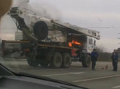 Автокран сгорел на Ростовском шоссе в Краснодаре