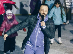 Илья Авербух провел мастер-класс по фигурному катанию на открытом катке в Сочи