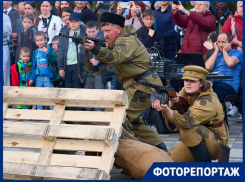 Вооружённые люди и стрельба: в Краснодаре воссоздали события Великой Отечественной войны