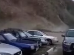 «Армагеддон!»: под Туапсе вблизи парковки сошел оползень