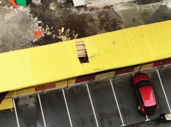 Часть балкона обрушилась на детскую площадку в Краснодаре