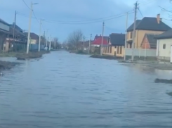 В Краснодаре почти месяц не откачивают воду с затопленной улицы