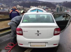 Утром в Сочи спасатели вытащили зажатого в авто после ДТП мужчину