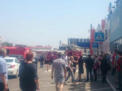 Из-за пожара в краснодарском ТЦ «Галактика» эвакуировано 200 человек, один пострадал