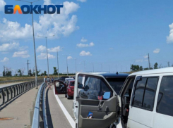 Желающие уехать в Крым встали в километровые пробки в Краснодарском крае 