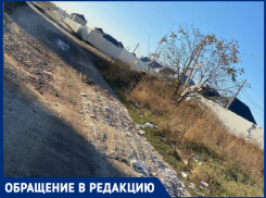 В Краснодаре улица Комарова превратилась в свалку строительного мусора с мешками и бутылками