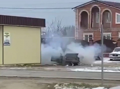Уголовное дело возбудили на двух мужчин после взрыва ВАЗа на Кубани - видео