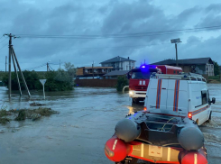 Ночные новости о потопах на Кубани: в Анапе эвакуировали 450 человек, а в Славянском районе вывезли с лагерей 220 детей