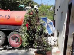  Грузовик врезался в дом и сделал в нем огромную дыру в Сочи 