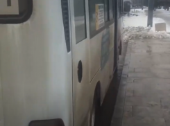 Водителя краснодарской маршрутки, который отказался принимать оплату за проезд через терминал, уволили