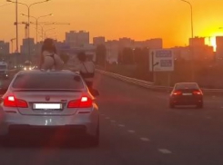 В Краснодаре оштрафован водитель скандальной BMW с голопопой девушкой на крыше