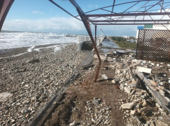 Шторм частично разрушил набережную в Геленджике: фото 