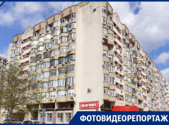 Круглые балконы, отсутствие парковки и таблички с именами героев: как живется краснодарцам в  многоквартирном доме на улице Рашпилевской