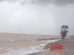 Бушующее море разрушило часть автодороги в Краснодарском крае: видео