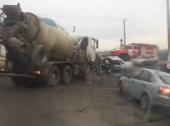  В фуру на Кубани врезались две легковушки 