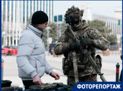 Выставку оружия и сбор гумпомощи для бойцов открыли в Краснодаре в преддверии 23 февраля