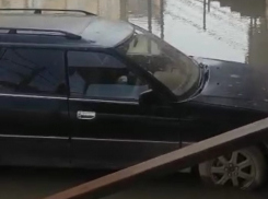 «Никому до нас дела нет, с колясками не пройти»: в Музыкальном не могут устранить потоп