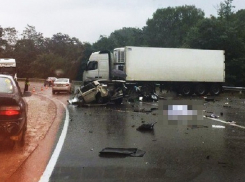 На Кубани в ДТП легковушку разорвало пополам, есть погибший 