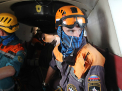 Спасатели на вертолете эвакуировали с горы обожженного солнцем туриста