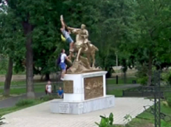 В Краснодаре подросток сломал руку скульптуре кубанского казака 