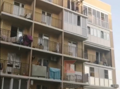 В Краснодаре мужчина выбросил с балкона унитаз, мебель и дверь