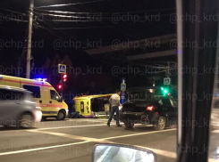 В Краснодаре мчащаяся по встречке скорая помощь врезалась в иномарку и опрокинулась