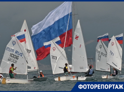 Огромный флаг России подняли на яхте в Цемесской бухте Новороссийска
