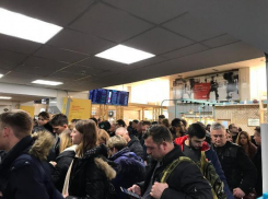 Более десяти часов без еды и воды провели пассажиры в аэропорту Краснодара из-за непогоды 