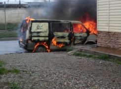 В Краснодаре сгорел припаркованный микроавтобус