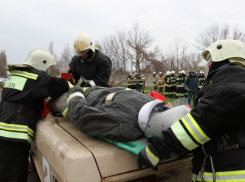 По пути на учения кубанские спасатели вытащили мужчину из горящего автомобиля