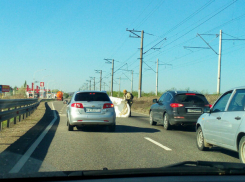 На дороге «Краснодар – Новороссийск» прошел «дождь» из парашютистов