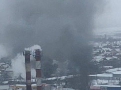 В Краснодаре горит складское помещение