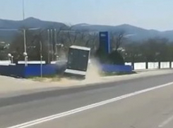  Вышел в туалет: Момент столкновения грузовика с заправкой под Новороссийском попал на видео 